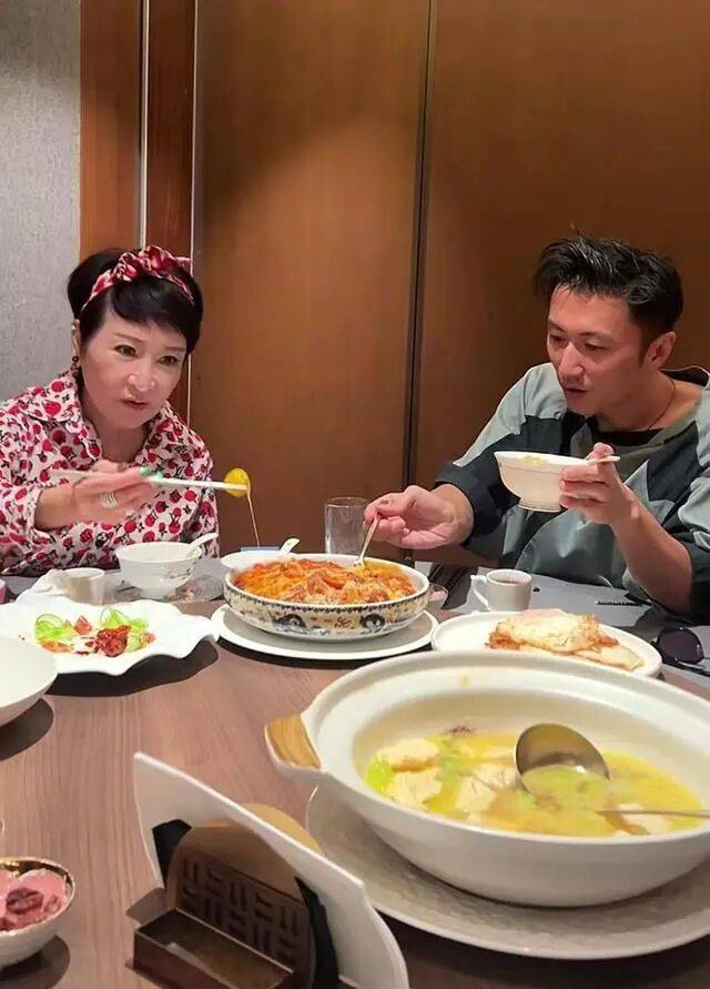 考古|89歲謝賢現(xiàn)身依舊時髦！與小49歲女友分手后開搞事業(yè)，疑已交代后事的他太瀟灑