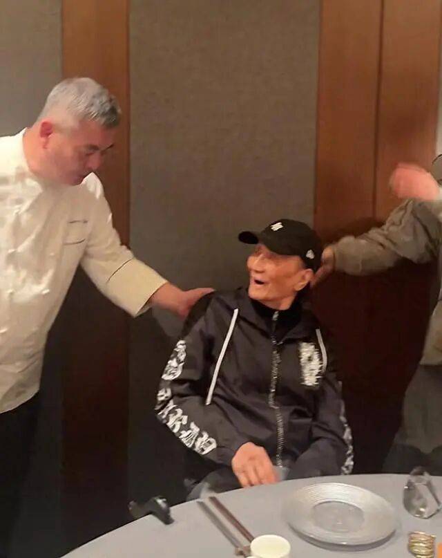 考古|89歲謝賢現(xiàn)身依舊時髦！與小49歲女友分手后開搞事業(yè)，疑已交代后事的他太瀟灑
