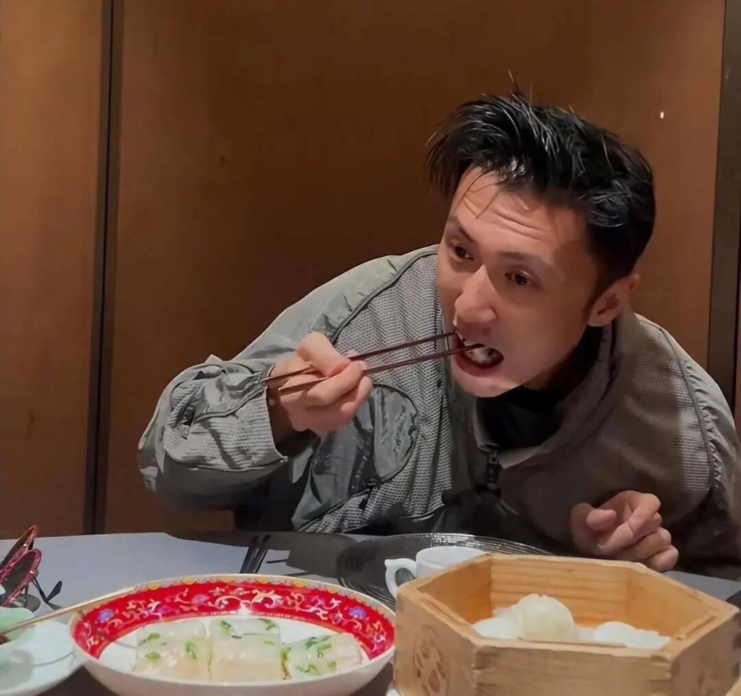 考古|89歲謝賢現(xiàn)身依舊時髦！與小49歲女友分手后開搞事業(yè)，疑已交代后事的他太瀟灑