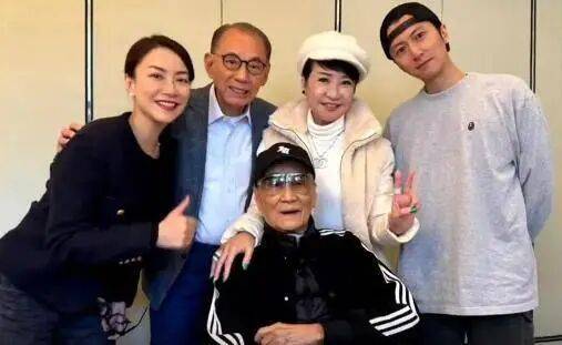 考古|89歲謝賢現(xiàn)身依舊時髦！與小49歲女友分手后開搞事業(yè)，疑已交代后事的他太瀟灑