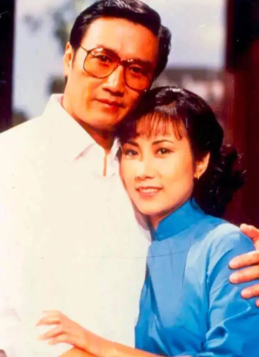 考古|89歲謝賢現(xiàn)身依舊時髦！與小49歲女友分手后開搞事業(yè)，疑已交代后事的他太瀟灑