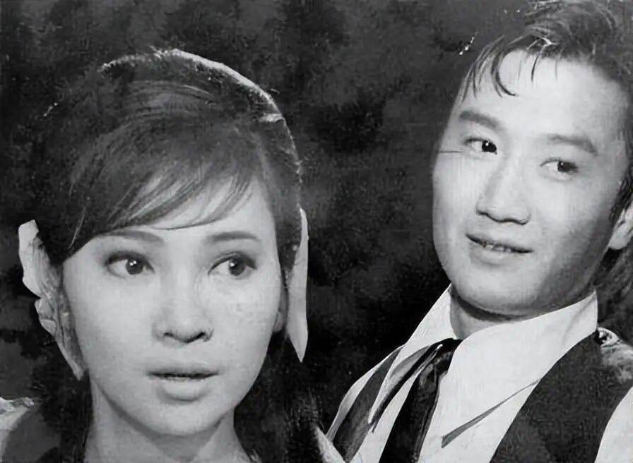 考古|89歲謝賢現(xiàn)身依舊時髦！與小49歲女友分手后開搞事業(yè)，疑已交代后事的他太瀟灑