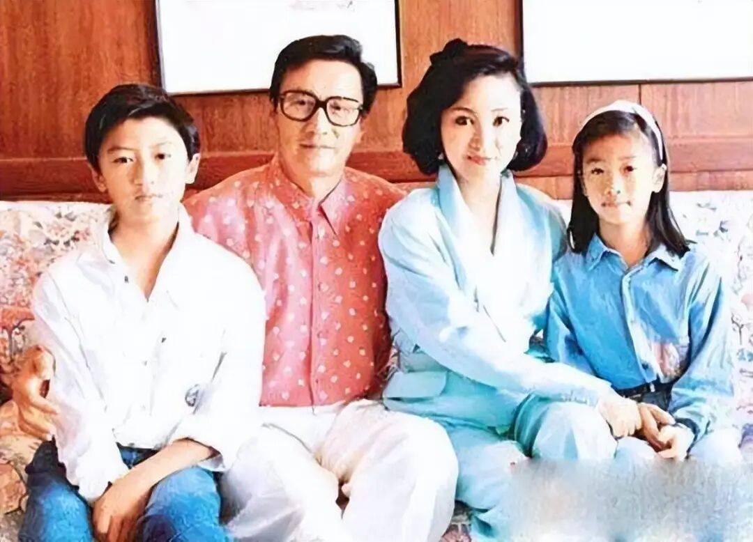 考古|89歲謝賢現(xiàn)身依舊時髦！與小49歲女友分手后開搞事業(yè)，疑已交代后事的他太瀟灑