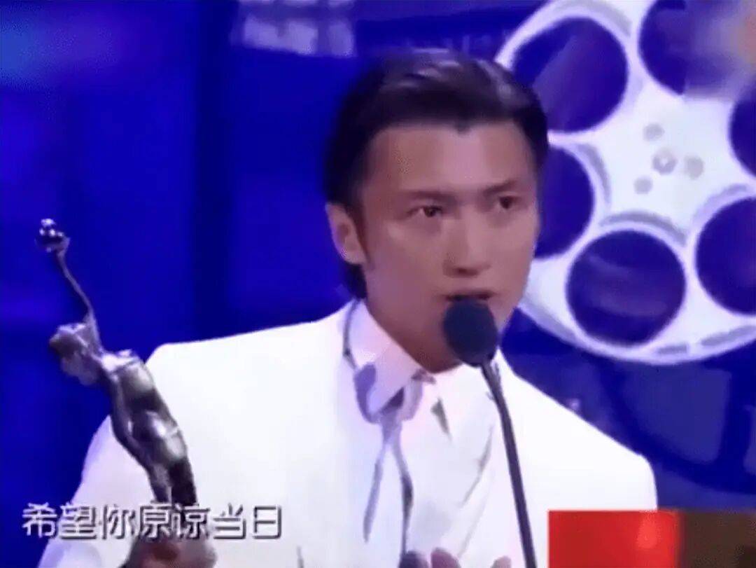 考古|89歲謝賢現(xiàn)身依舊時髦！與小49歲女友分手后開搞事業(yè)，疑已交代后事的他太瀟灑