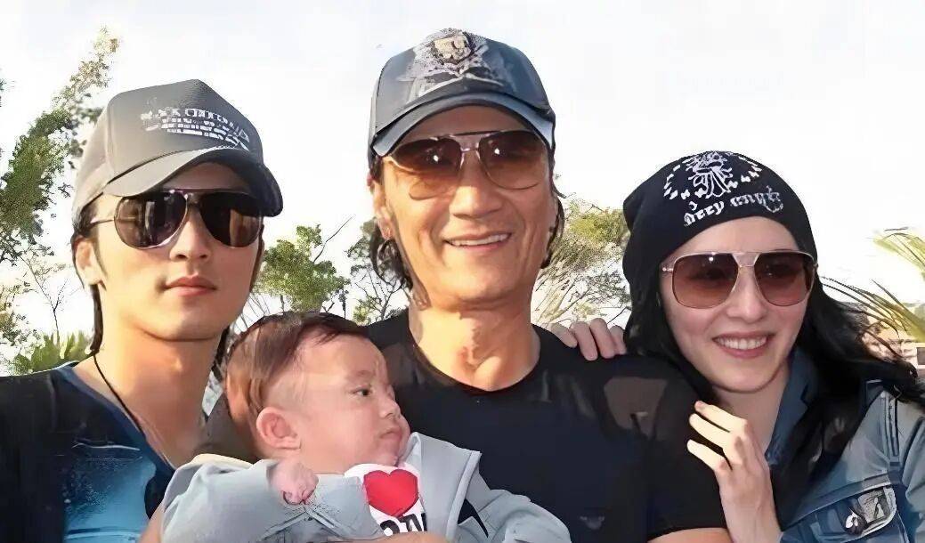 考古|89歲謝賢現(xiàn)身依舊時髦！與小49歲女友分手后開搞事業(yè)，疑已交代后事的他太瀟灑