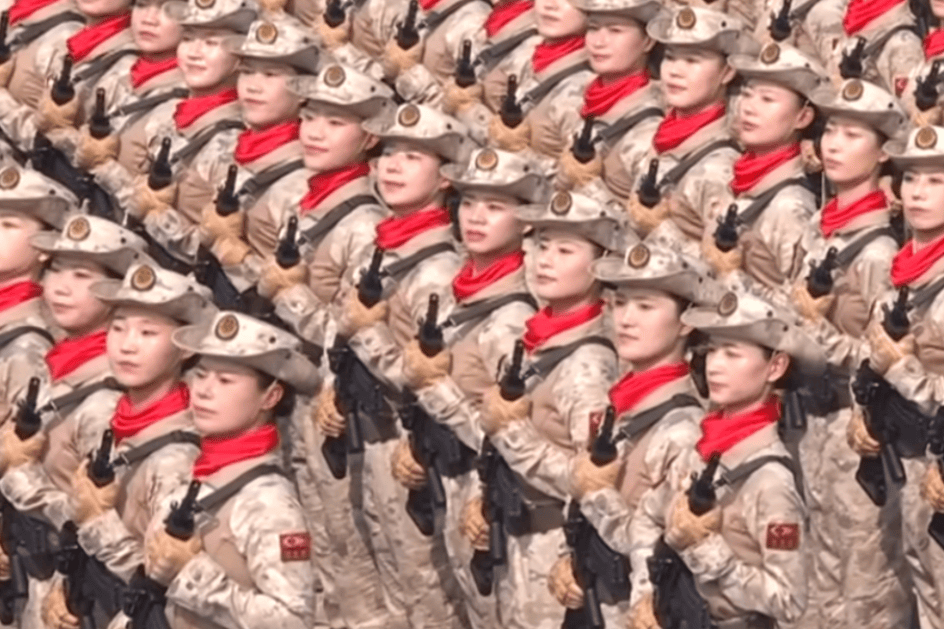 “民兵方隊中一眼就認出了她，我們的陳老師！”
