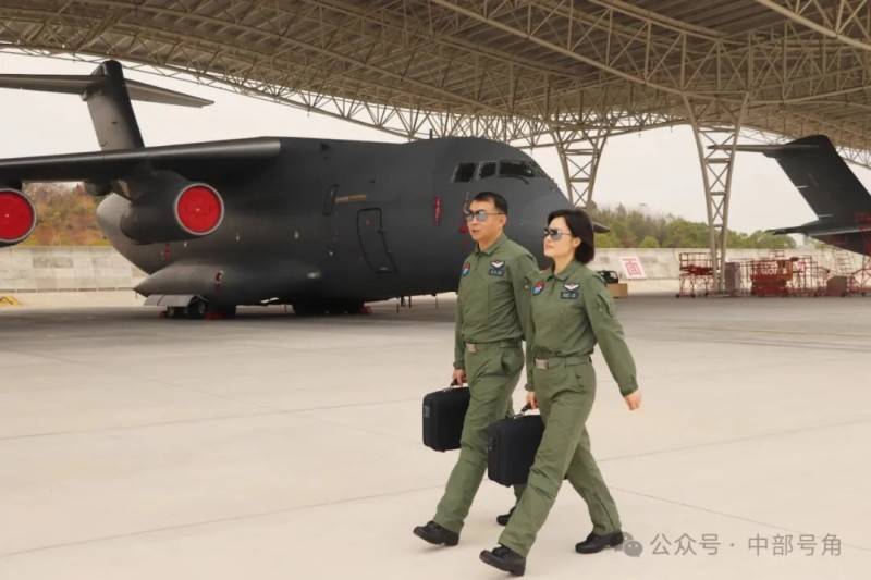 運(yùn)油-20A女機(jī)長刷屏，她是誰？