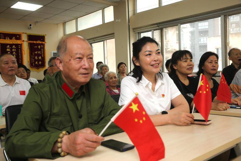 多社區(qū)組織觀看大會(huì)直播 眾居民齊抒家國情懷