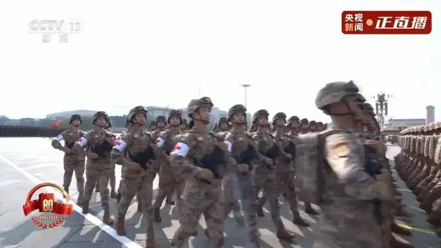 不裝了！一口氣看完九三大閱兵武器裝備！誰說我們一個也不認(rèn)識？