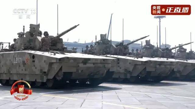 不裝了！一口氣看完九三大閱兵武器裝備！誰說我們一個也不認(rèn)識？