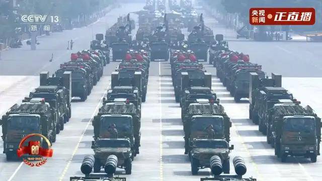 不裝了！一口氣看完九三大閱兵武器裝備！誰說我們一個也不認(rèn)識？