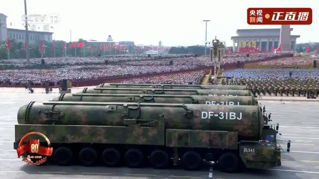 不裝了！一口氣看完九三大閱兵武器裝備！誰說我們一個也不認(rèn)識？