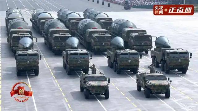 不裝了！一口氣看完九三大閱兵武器裝備！誰說我們一個也不認(rèn)識？